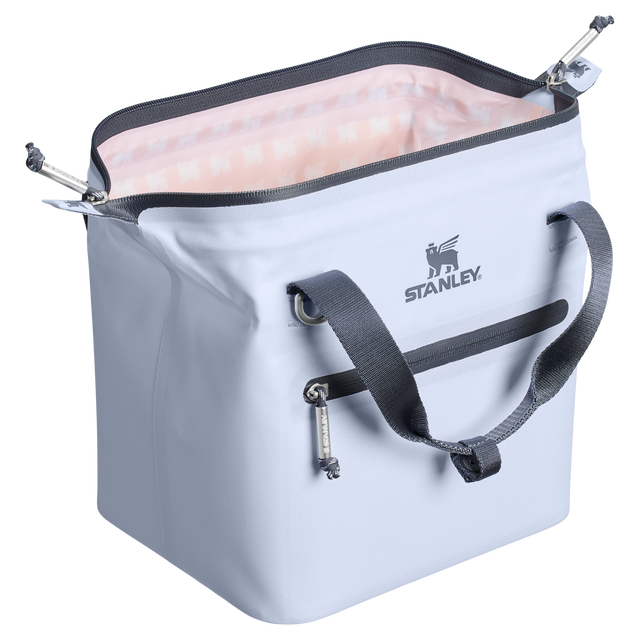 Stanley 1913 All-Day Julienne Mini Cooler 7L - Noir - Polyester recyclé - Poignée supérieure - Ouverture zippée - Bretelles réglables - Poches latérales en Filet