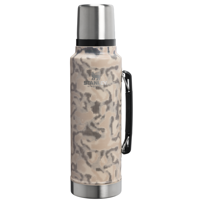 Stanley 1913 Classic Legendary Bottle 1.5 QT 1.4 L in Sahara Recon