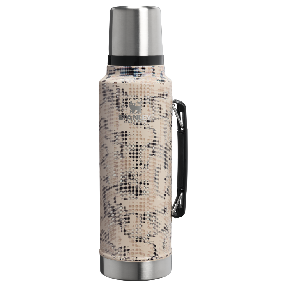 Stanley 1913 Classic Legendary Bottle 1.5 QT 1.4 L in Sahara Recon