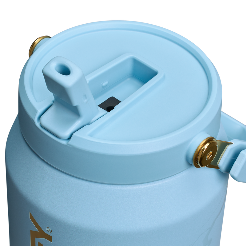Stanley 1913 The Messi x Stanley IceFlow™ Jug with Fast Flow Lid 64 OZ 1.89 L in Messi Striker Blue | Lid Detailed View