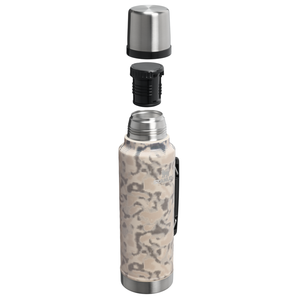Stanley 1913 Classic Legendary Bottle 1.5 QT 1.4 L in Sahara Recon
